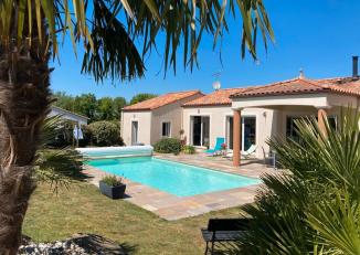 Sur les hauteurs de Pouzauges, maison de plein pied de 147m², construite sur un terrain de 1167m², arboré avec piscine - Pouzauges (85700)