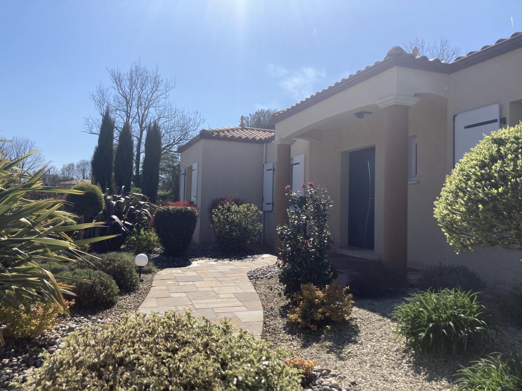 Sur les hauteurs de Pouzauges, maison de plein pied de 147m², construite sur un terrain de 1167m², arboré avec piscine - Photo 5 - Pouzauges